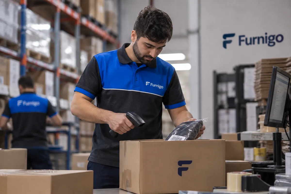 Furnigo depo personeli ürün barkodunu okutarak stok girişi yapıyor
